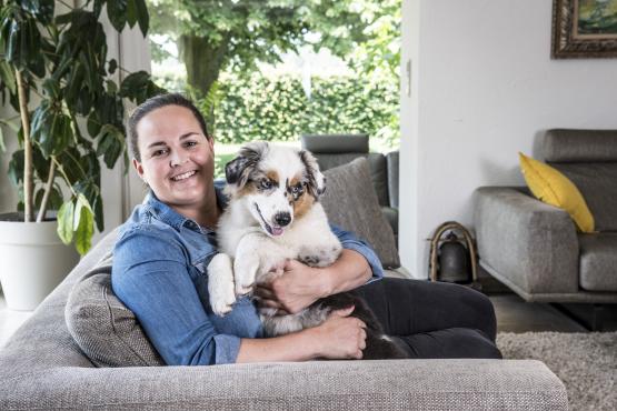 Claudia en haar hond in de zetel