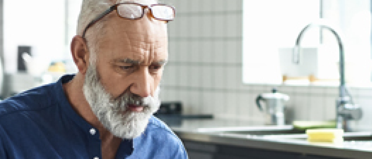 Man achter computer