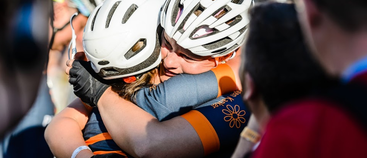 Knuffel bij aankomst van de 1000 km