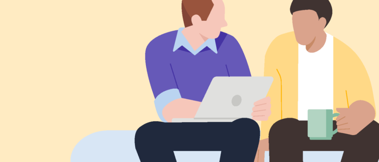 Twee mannen aan het werk met een laptop en een kop koffie