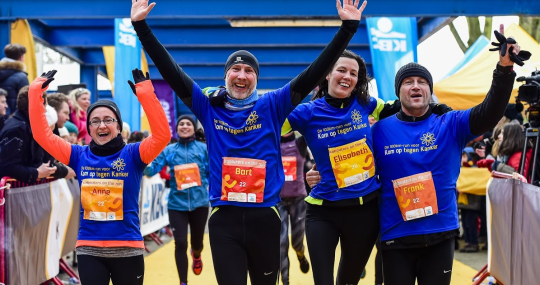 Finishfoto van de 100km-run voor Kom op tegen Kanker
