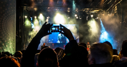 Toeschouwer maakt filmpje op concert met smartphone