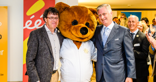 Koning Filip en Marc Michils bij de beer die knuffels uitdeelt voor 30 jaar Kom op tegen Kanker