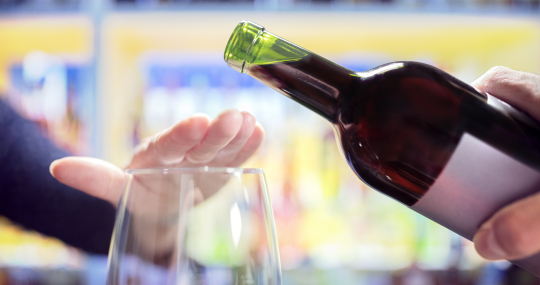 een glas alcohol weigeren op restaurant