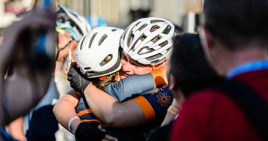 Knuffel bij aankomst van de 1000 km