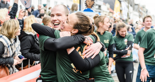 Knuffel tijdens 100km-run 2023