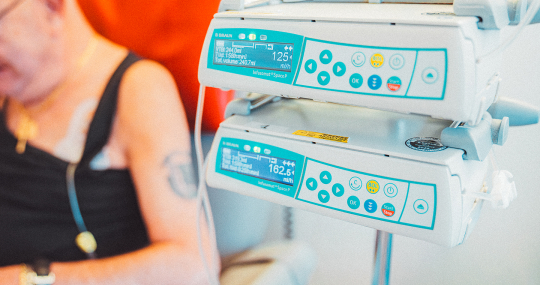 Persoon met kanker krijgt chemotherapie in het ziekenhuis