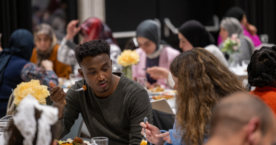 Jonge man en vrouw in gesprek tijdens de Life Iftars